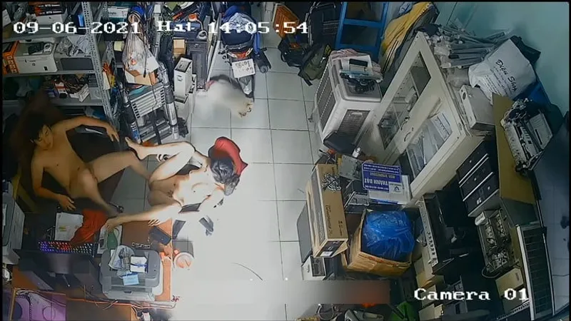 Bà xã gã chồng xoạc nhau trong của thằng nhỏ máy tính