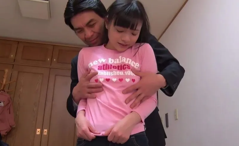 Bố dượng lôi kéo đứa ái nữ riêng ngây thơ của vợ