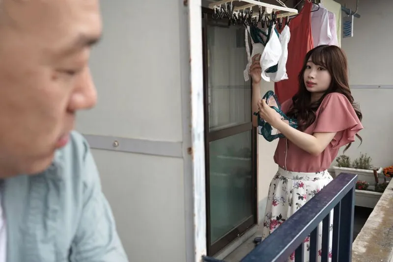 Gã hàng xóm chuyên soi mói và cặp vợ yêu chồng yêu thường xuyên rên la quá to