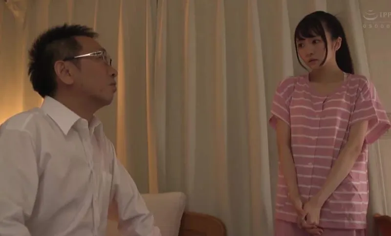 Bố dượng và cô gái nhỏ riêng bé nhỏ của vợ